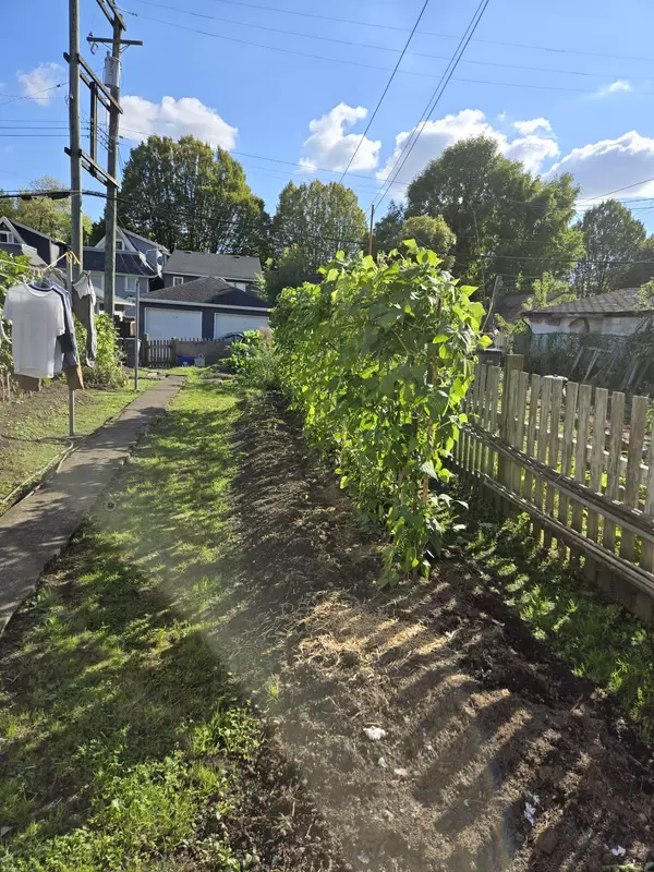 Vancouver, BC V6A 2C4,872 Union ST