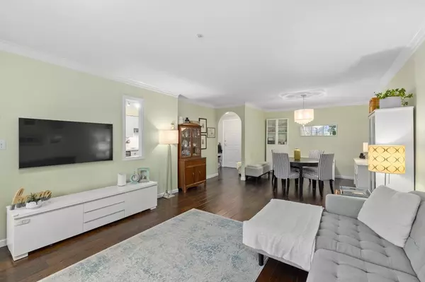 New Westminster, BC V3M 6N8,6 Renaissance SQ #305