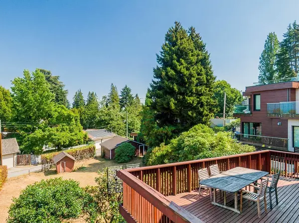 Vancouver, BC V6R 3X3,2516 Courtenay ST