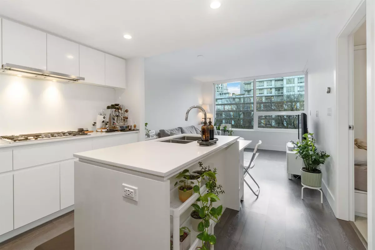 Richmond, BC V7C 0C7,5508 Hollybridge WAY #406