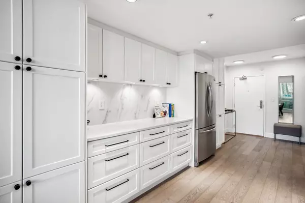 Vancouver, BC V6A 0B1,718 Main ST #802