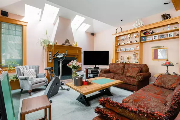 West Vancouver, BC V7V 3W3,1295 Sinclair ST