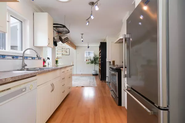 Halfmoon Bay, BC V7Z 1C7,8098 Redrooffs RD