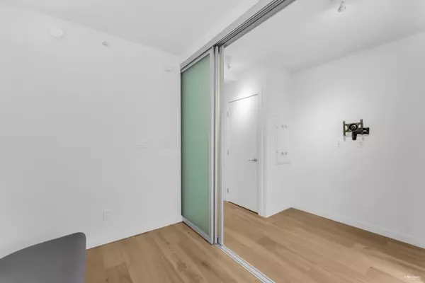 Surrey, BC V3T 0N2,13438 Central AVE #813