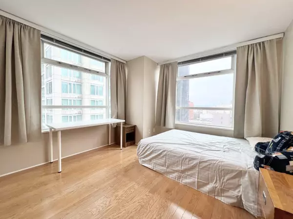 Vancouver, BC V6B 6H4,438 Seymour ST #907