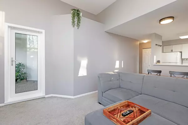 Coquitlam, BC V3K 6S9,98 Laval ST #325