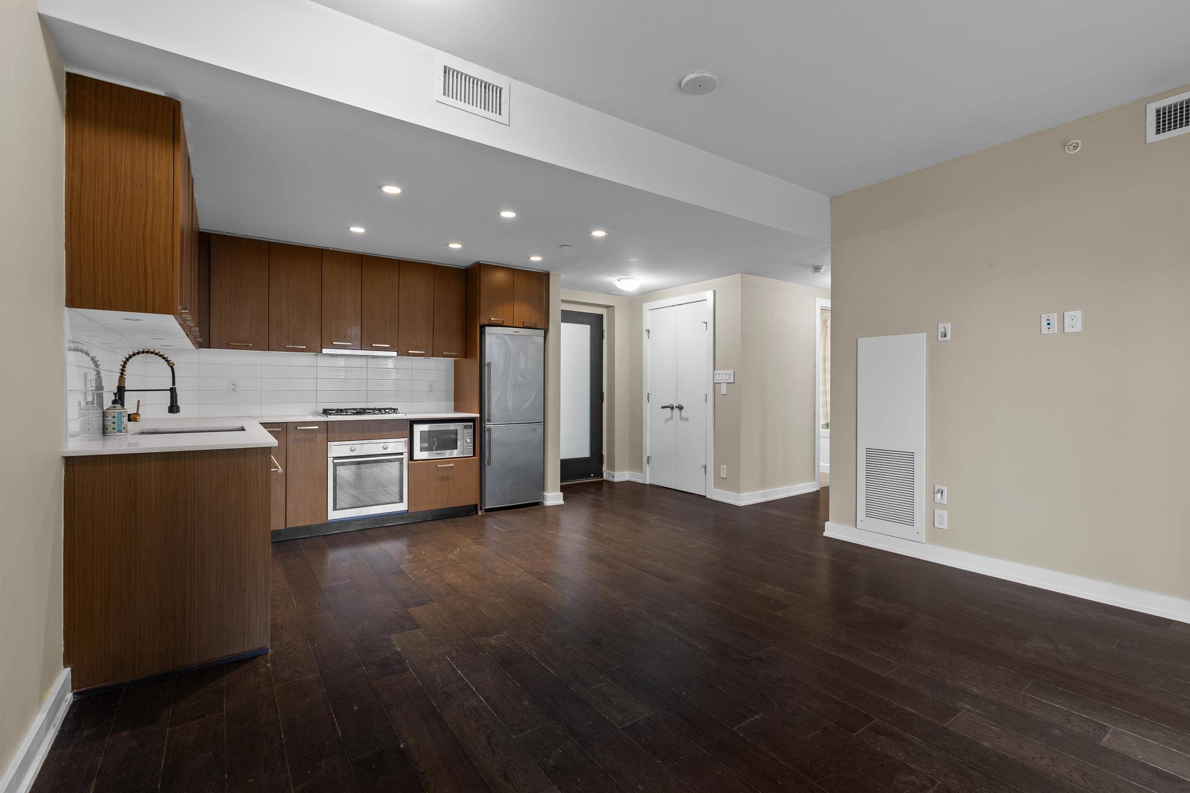 Vancouver, BC V6B 0L1,1372 Seymour ST #303