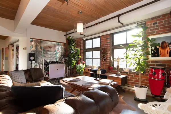 Vancouver, BC V6A 1G1,120 Powell ST #31