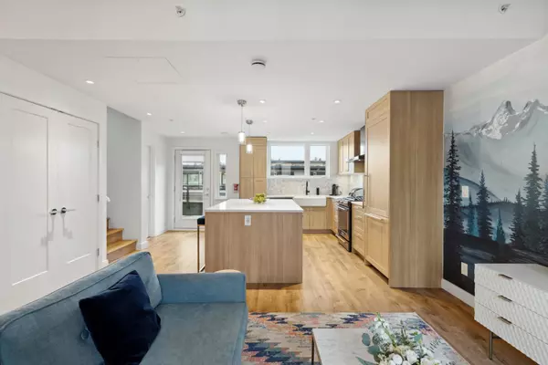 North Vancouver, BC V7L 1E1,505 E 2nd ST #405