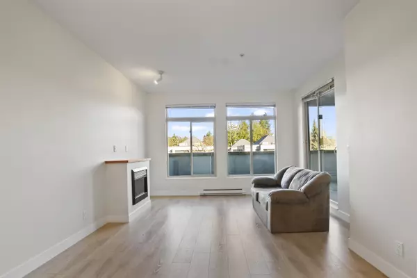 Surrey, BC V3R 0B3,15380 102a AVE #220