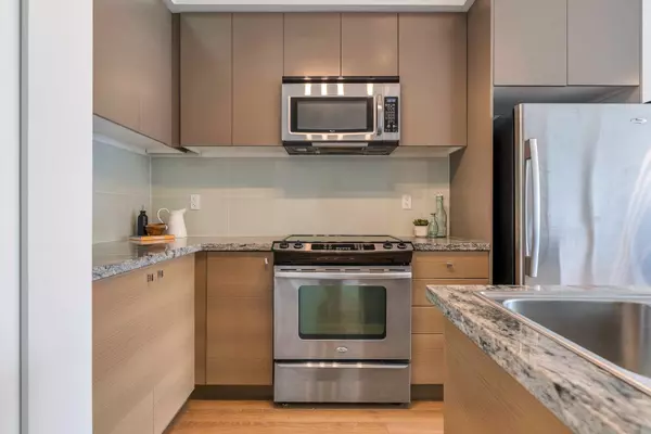 Surrey, BC V4N 6J7,6420 194 ST #401