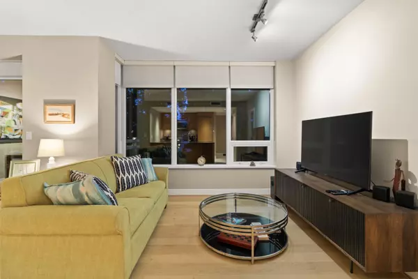 White Rock, BC V4B 0A3,15152 Russell AVE #403