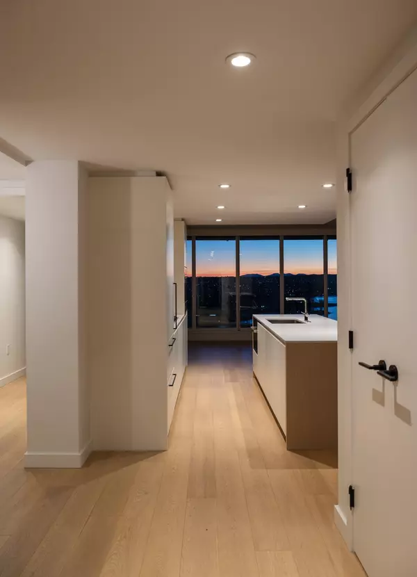 Vancouver, BC V6G 2B1,1180 Broughton ST #1402