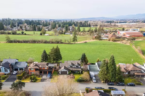 Maple Ridge, BC V4R 2H6,12445 Meadowbrook PL