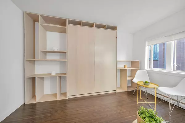 Vancouver, BC V6B 2J3,370 Carrall ST #205