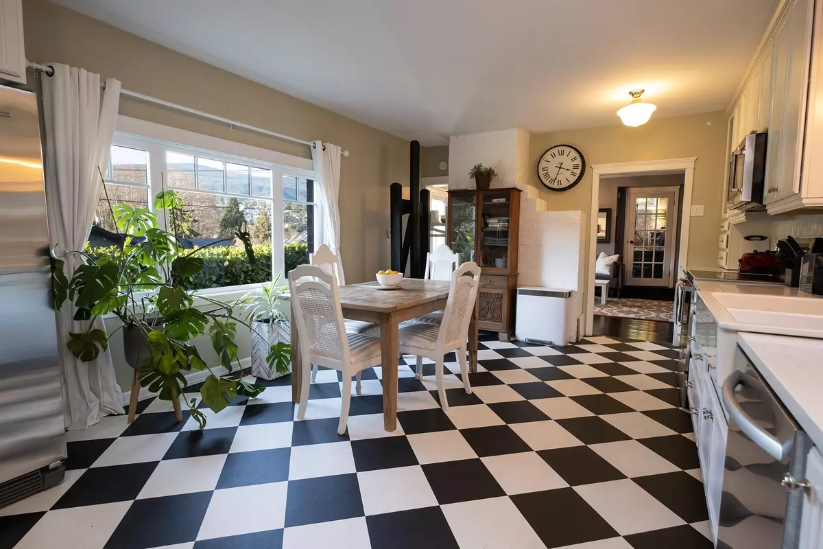 Gibsons, BC V0N 1V8,304 Headlands RD