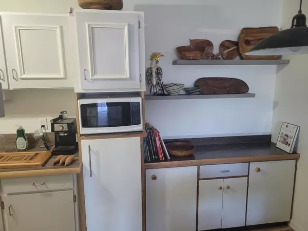 North Vancouver, BC V7L 1L3,155 E 5th ST #106