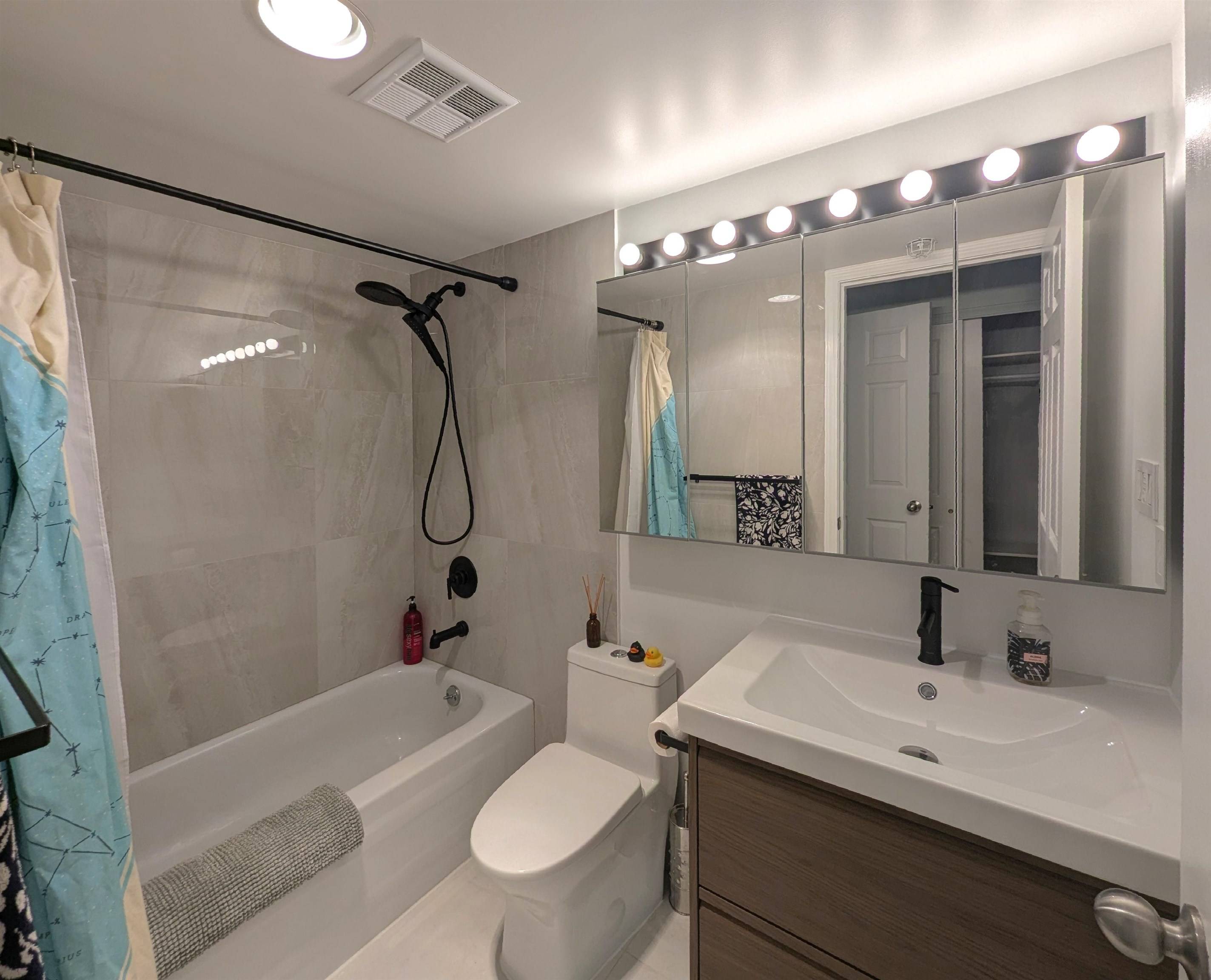 Vancouver, BC V6B 3E6,1188 Richards ST #309