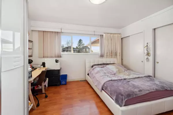 Vancouver, BC V5P 1X1,2232 E 52nd AVE