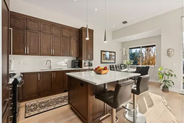 Surrey, BC V4A 1P6,13585 16 AVE #205