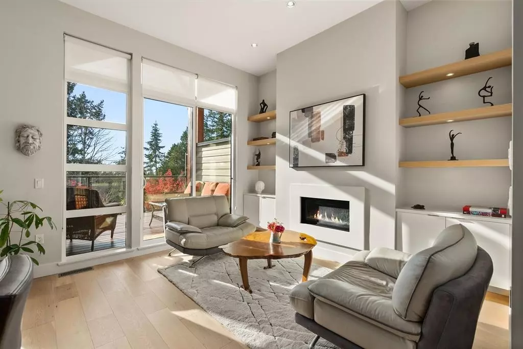 Surrey, BC V4A 1P6,13585 16 AVE #205