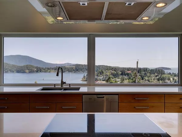 Sechelt, BC V0N 1V0,537 Abbs RD