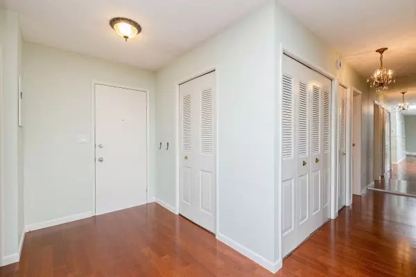 White Rock, BC V4B 3X6,1437 Foster ST #304