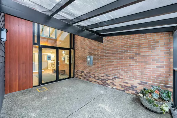 Surrey, BC V4A 9C2,1830 E Southmere CRES #109