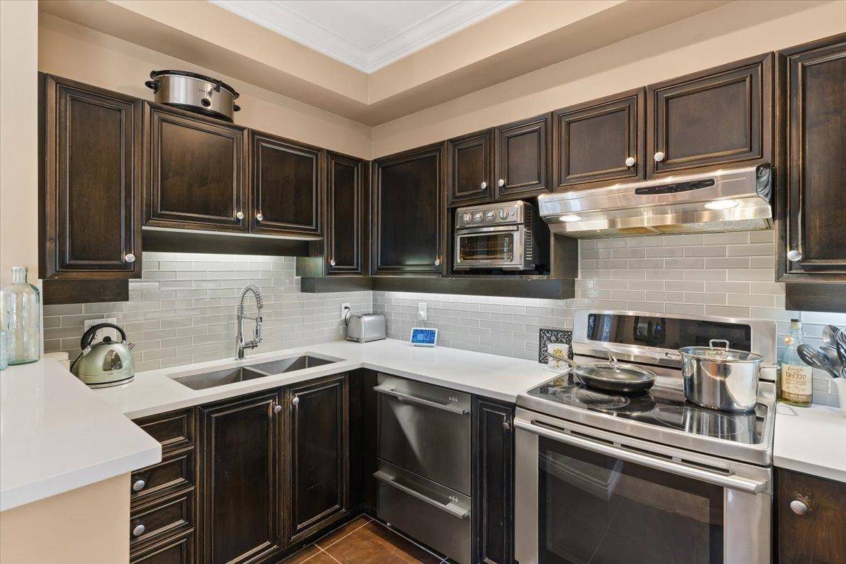 Vancouver, BC V6K 4T4,2628 Yew ST #115