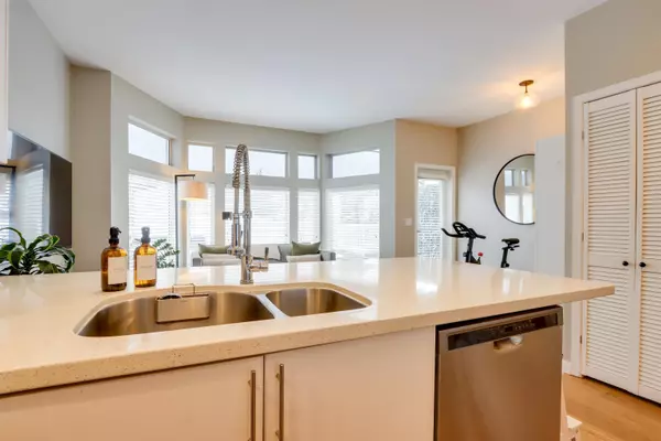 North Vancouver, BC V7L 1P4,233 E 6th ST #5