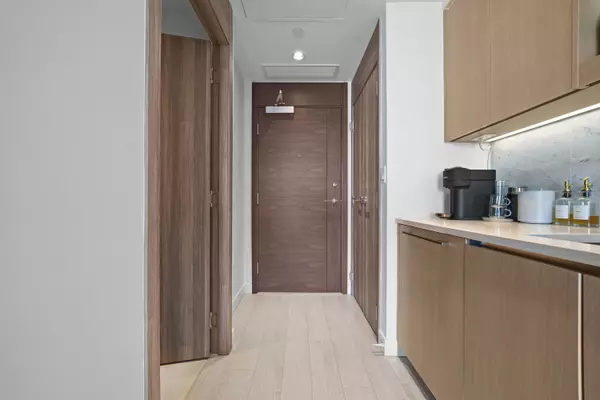 Burnaby, BC V5C 0M8,4720 Lougheed HWY #2803