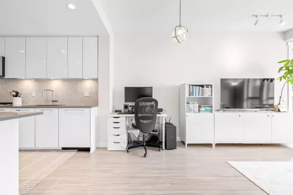 North Vancouver, BC V7J 0C1,2663 Library LN #210