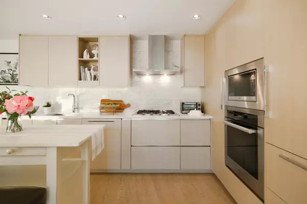 Vancouver, BC V6Z 0E7,89 Nelson ST #1601