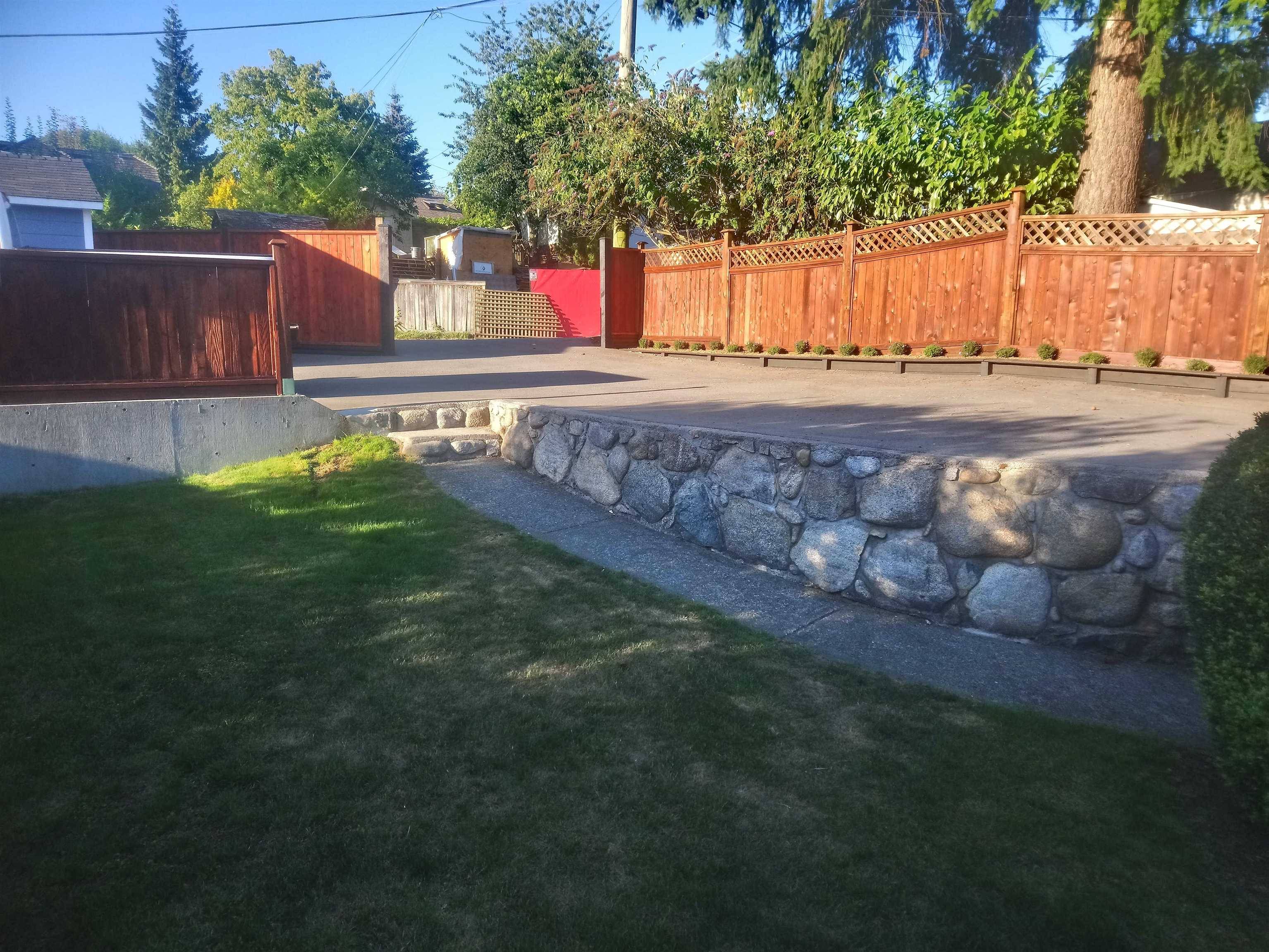 North Vancouver, BC V7L 1J5,442 E 4th ST
