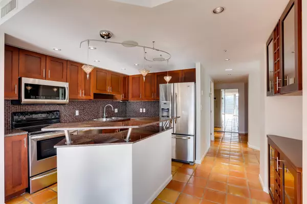 1050 Burrard ST #2307, Vancouver, BC V6Z 2S3