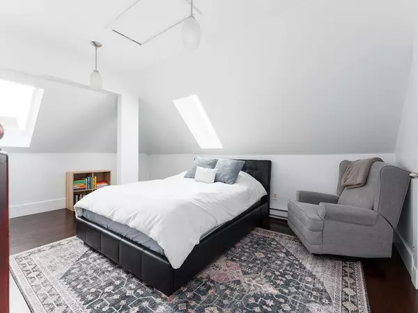 North Vancouver, BC V7L 4T1,786 St. Georges AVE