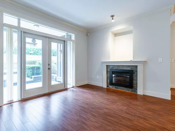 Surrey, BC V4A 1V3,15368 17a AVE #107