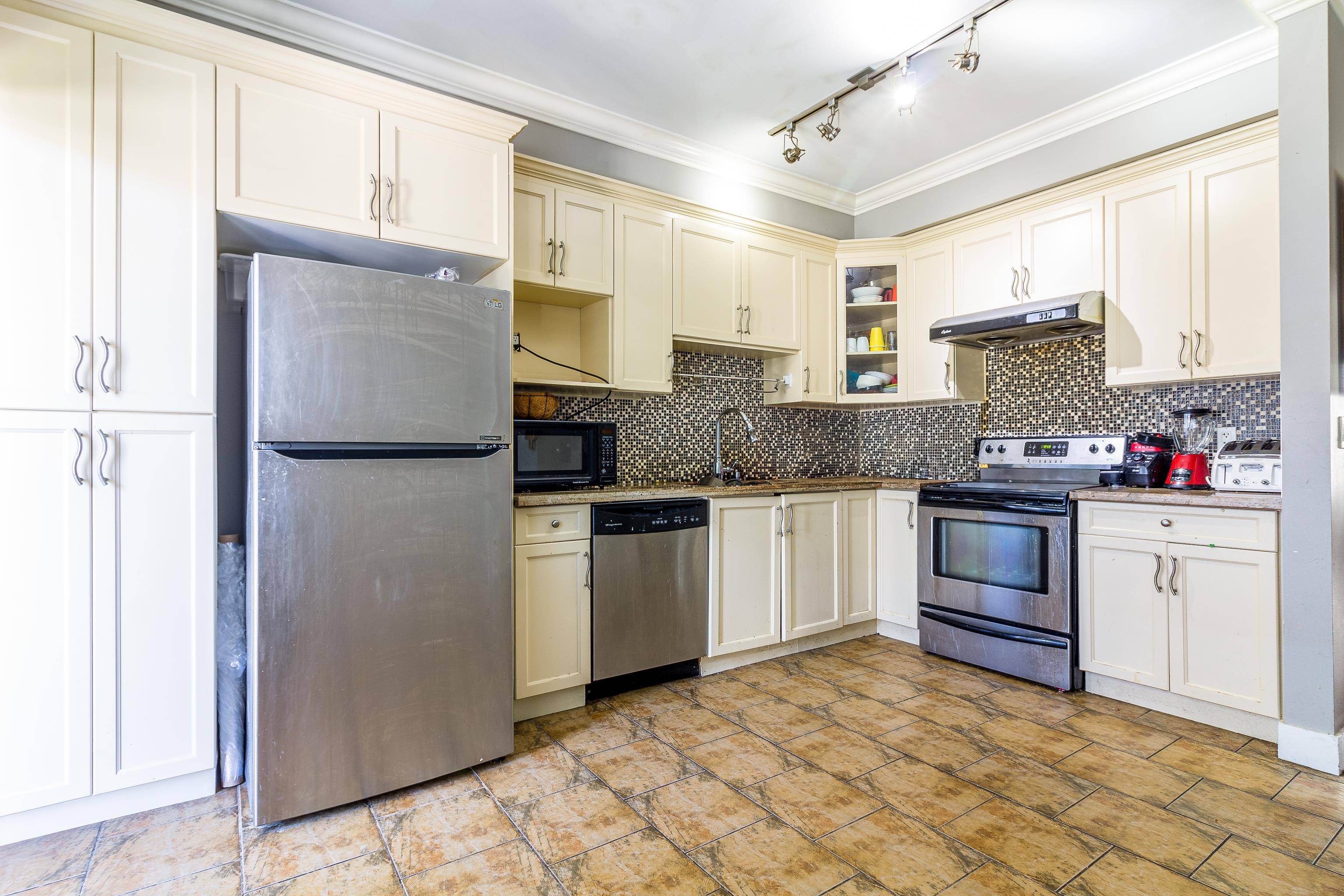 Surrey, BC V3W 1V5,7156 144 ST #25