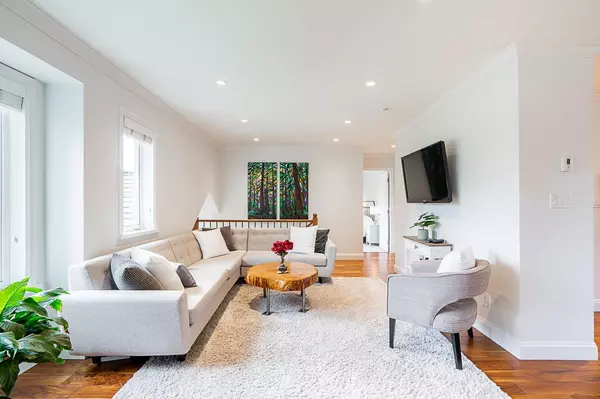 North Vancouver, BC V7L 2M9,884 E 13th ST