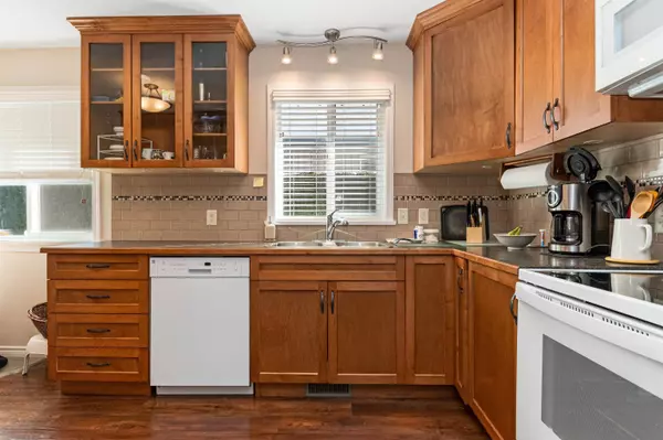 Hope, BC V0X 1L0,585 4th AVE