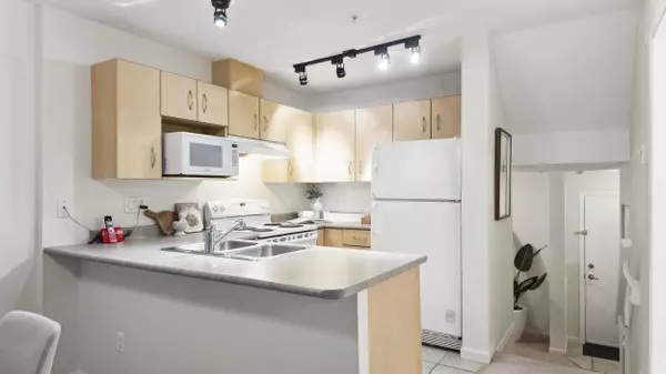 North Vancouver, BC V7M 3M5,332 Lonsdale AVE #212