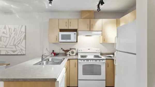 North Vancouver, BC V7M 3M5,332 Lonsdale AVE #212