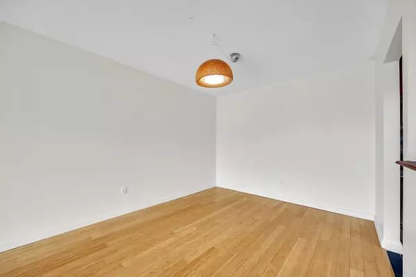 North Vancouver, BC V7J 3K9,1385 Draycott RD #412