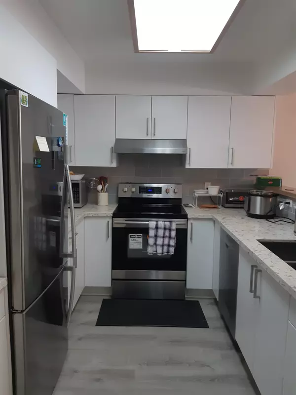 9866 Whalley BLVD #B302,  Surrey,  BC V3T 5S8
