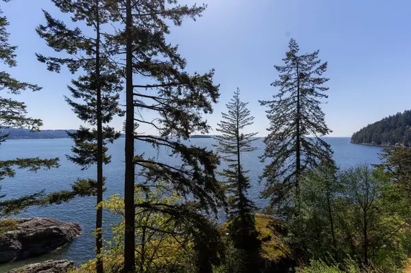 Bowen Island, BC V0N 1G1,825 Hummingbird LN