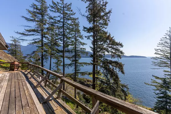 Bowen Island, BC V0N 1G1,825 Hummingbird LN