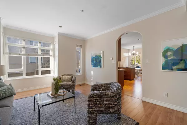 North Vancouver, BC V7L 1N9,119 E 6th ST #2