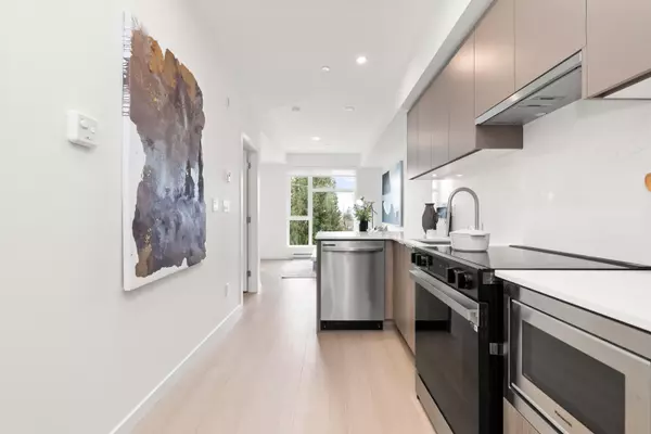 Surrey, BC V3R 0H3,10828 139a ST #W408