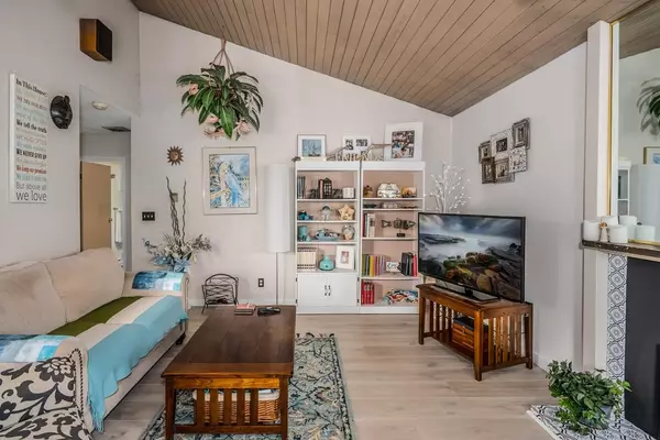 Surrey, BC V3S 5M8,6093 E Greenside DR