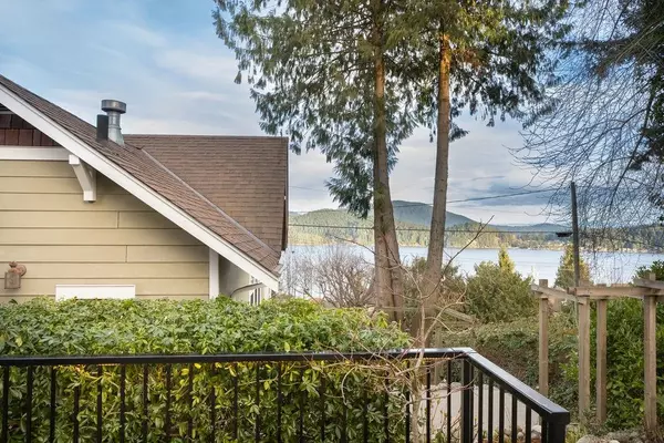 Gibsons, BC V0N 1V9,579 Gibsons WAY